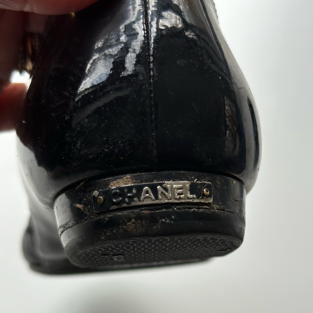 Chanel Size 38.5 (fits US size 7) black patent and leather flats - Picture 3 of 7